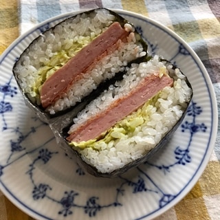 スパムとからしマヨ和えキャベツのおにぎらず